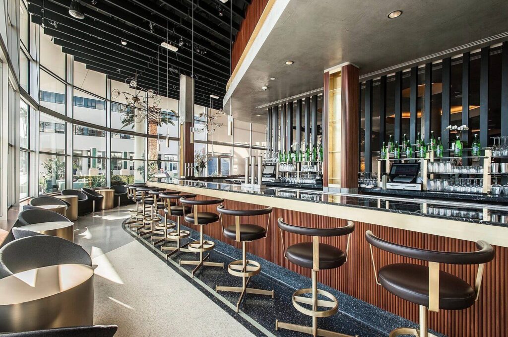 Designul interior al unui restaurant sau bar joacă un rol crucial în crearea unei atmosfere plăcute și memorabile pentru clienți. Indiferent dacă este vorba despre un loc exclusivist, un restaurant tematic sau un bar trendy, stilul și tendințele de design pot avea un impact semnificativ în experiența generală a oaspeților.