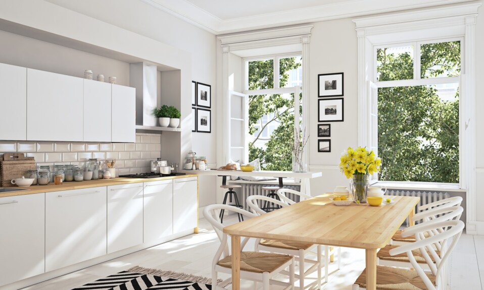 Stilul scandinav în designul interior a devenit extrem de popular în ultimii ani datorită aspectului său minimalist, clar și funcțional. Inspirat de țările nordice, designul scandinav este cunoscut pentru utilizarea luminii naturale, culorilor neutre și a materialelor naturale.