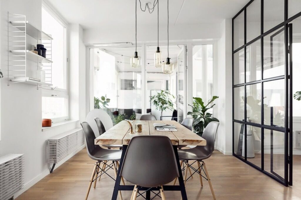 Stilul scandinav în designul interior a devenit extrem de popular în ultimii ani datorită aspectului său minimalist, clar și funcțional. Inspirat de țările nordice, designul scandinav este cunoscut pentru utilizarea luminii naturale, culorilor neutre și a materialelor naturale.