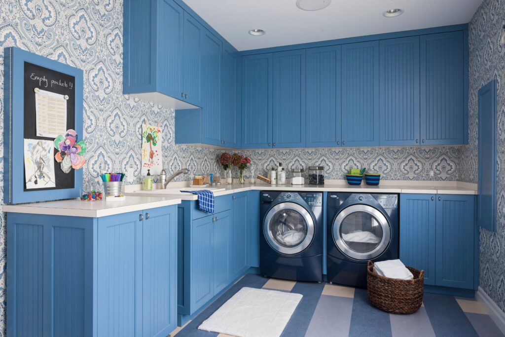 Laundry room-ul poate fi adesea o cameră uitată în casă, dar cu puțină creativitate și atenție la detalii, acest spațiu poate deveni un loc plăcut și funcțional.