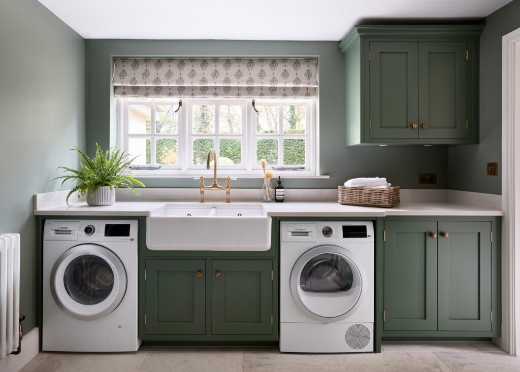 Laundry room-ul poate fi adesea o cameră uitată în casă, dar cu puțină creativitate și atenție la detalii, acest spațiu poate deveni un loc plăcut și funcțional.