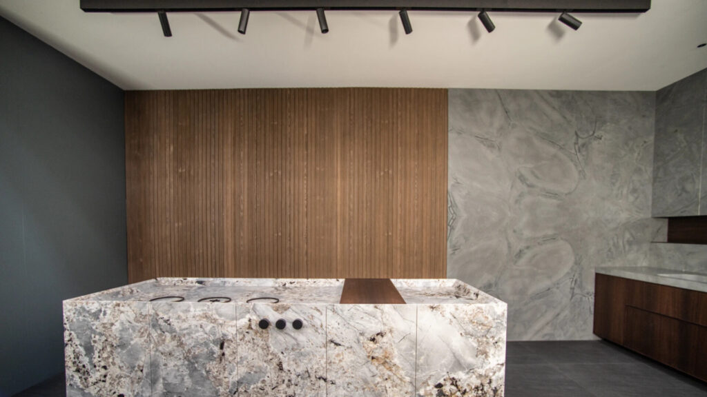 Pietrele naturale sunt un element versatil și durabil pentru amenajările interioare, aducând un aspect natural și elegant în orice spațiu. Există o varietate de tipuri de pietre naturale care pot fi folosite în interior, fie sub formă de cărămizi, plăci sau fațete.