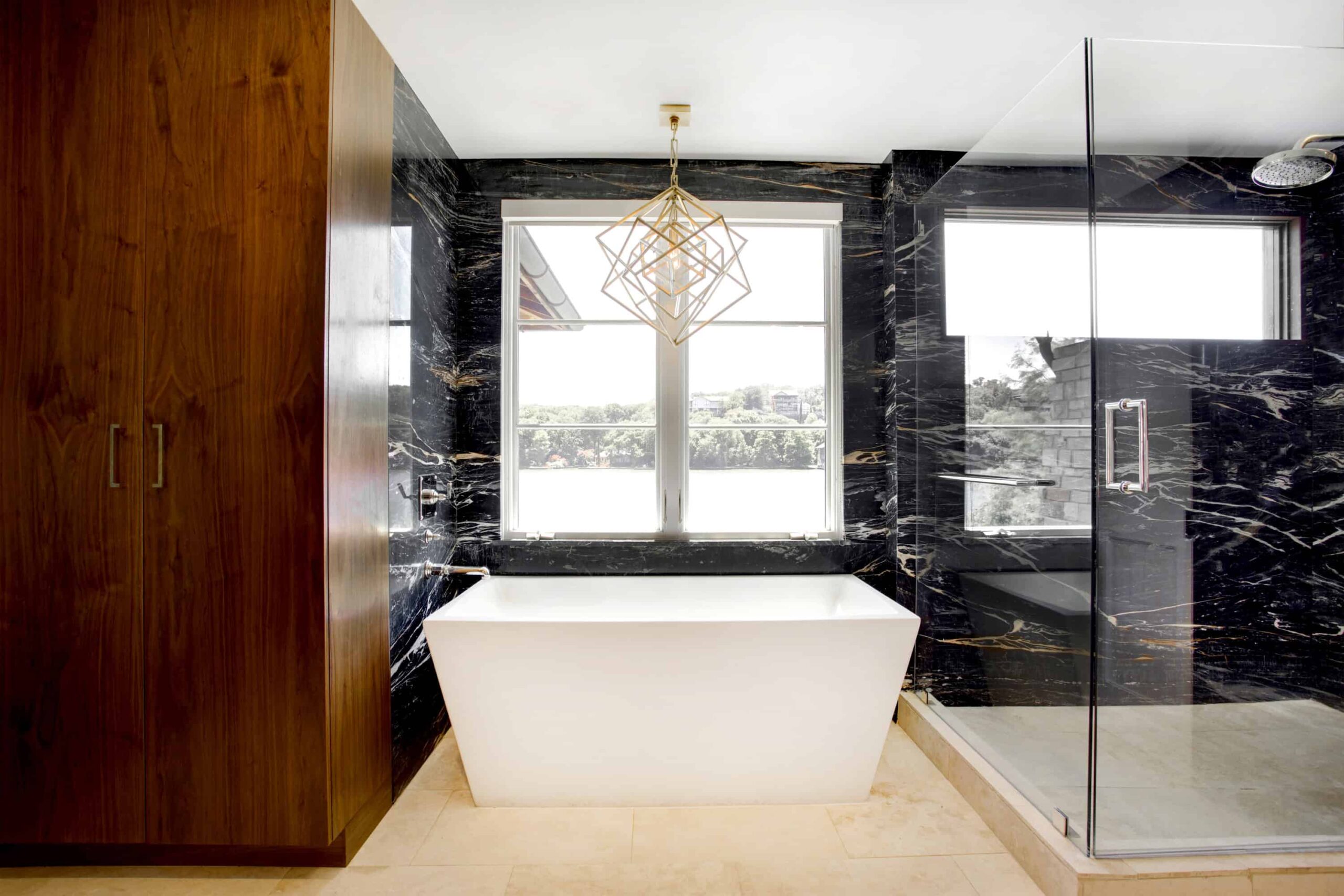 Pietrele naturale sunt un element versatil și durabil pentru amenajările interioare, aducând un aspect natural și elegant în orice spațiu. Există o varietate de tipuri de pietre naturale care pot fi folosite în interior, fie sub formă de cărămizi, plăci sau fațete.