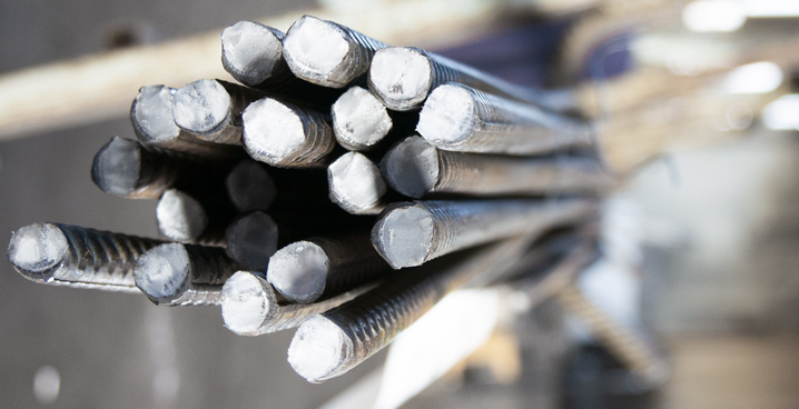 Materialele de construcție sunt materiale folosite în industria construcțiilor pentru a construi clădiri, drumuri, poduri și alte structuri. Aceste materiale trebuie să fie rezistente, durabile și sigure, și să îndeplinească cerințele structurale și de siguranță necesare pentru proiectele de construcție.